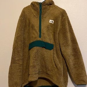 Used Campshire Sherpa Pullover. Good condition.